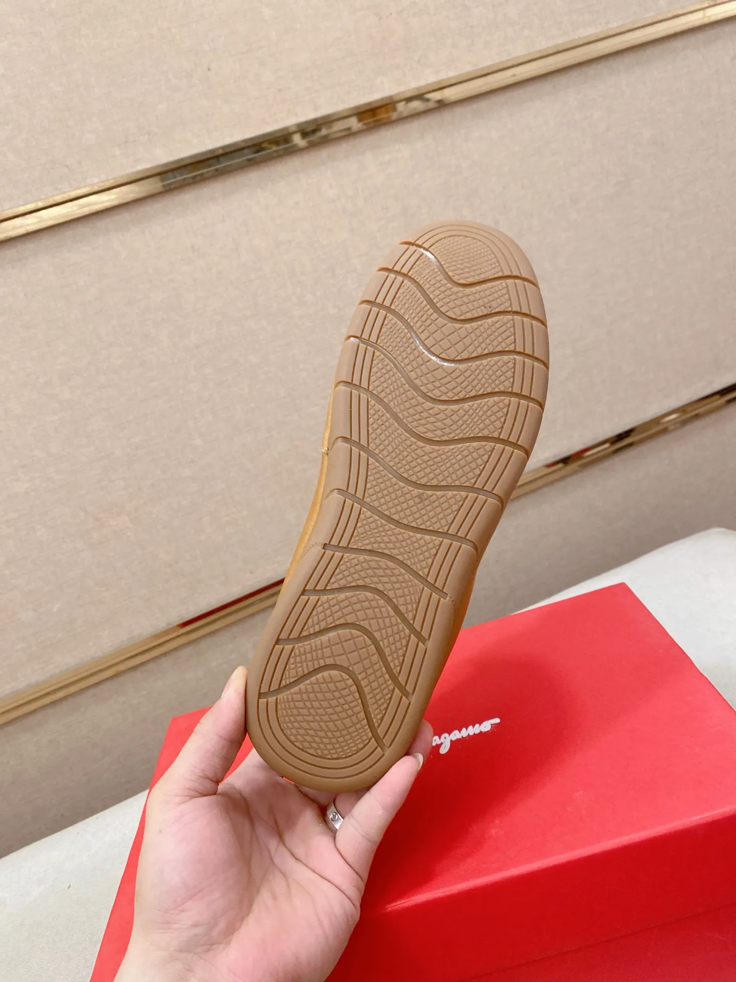 Factory price 500💰 Original Ferragamo men's shoes! The world's top brands...Luxury quality...//Fashion and high-end footwear 👍💪🏻...give you a low-key luxury comfort experience👍. The upper is made of pure Italian imported original cowhide and sweat-absorbent sheepskin lining. It is comfortable and breathable, high-end and classy... luxurious and noble!! .. OEM factory shipment [Hug] stall.. Original board. Welcome to taste..38--44.